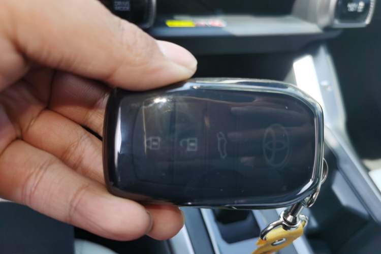 Used Toyota RAV4 2026 Model Dual-Engine 2.0L Two-Wheel Drive Luxury Edition Vehicle Key