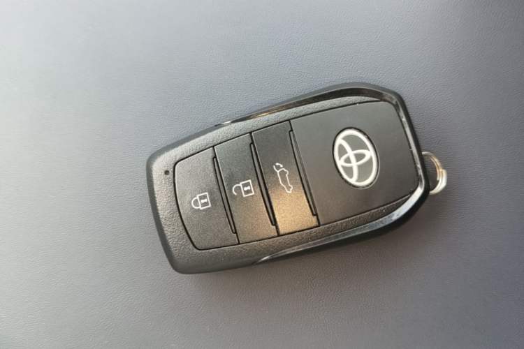 Used Toyota RAV4 2026 Model Dual-Engine 2.0L Two-Wheel Drive Luxury Edition Vehicle Key