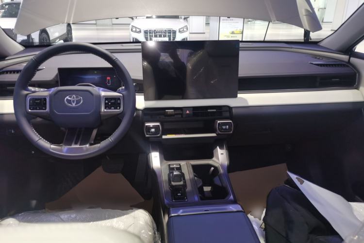 Used Toyota RAV4 2026 Model Dual-Engine 2.0L Two-Wheel Drive Luxury Edition Center Console