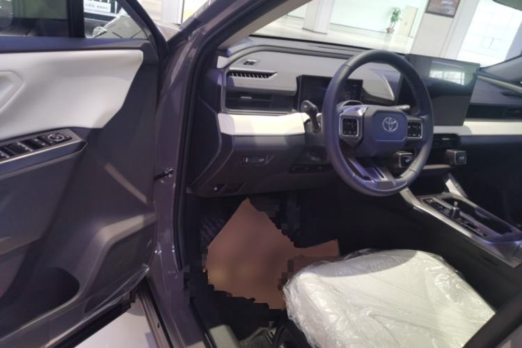 Used Toyota RAV4 2026 Model Dual-Engine 2.0L Two-Wheel Drive Luxury Edition Driver Seat