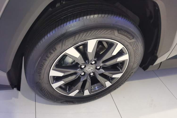 Used Toyota RAV4 2026 Model Dual-Engine 2.0L Two-Wheel Drive Luxury Edition Exterior 4