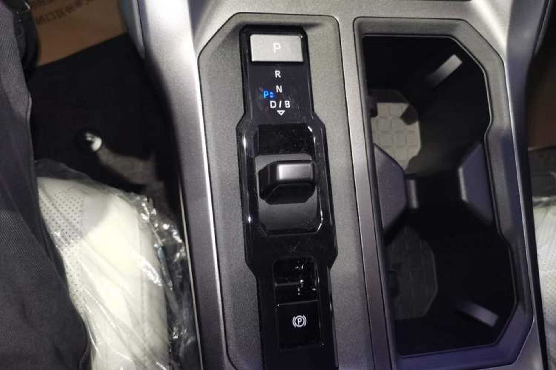 Used Toyota RAV4 2026 Model Dual-Engine 2.0L Two-Wheel Drive Luxury Edition Gear Lever