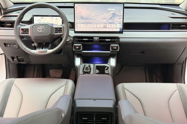 Used Toyota RAV4 2026 Model Dual-Engine 2.0L Two-Wheel Drive Luxury Edition Audio And AC Panel
