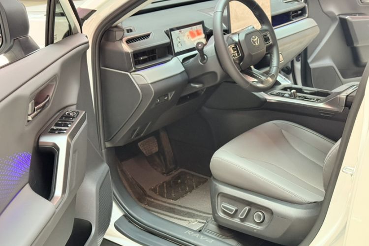 Used Toyota RAV4 2026 Model Dual-Engine 2.0L Two-Wheel Drive Luxury Edition Interior 4