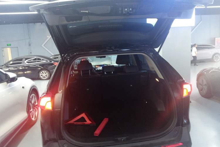Used Toyota RAV4 Rongfang Plug-in Hybrid 2021 2.5L Two-Wheel Drive Elite Pro Trunk