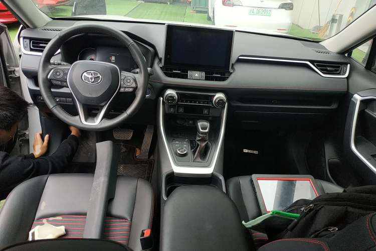 Used Toyota RAV4 Rongfang Plug-in Hybrid 2021 2.5L Two-Wheel Drive Elite Pro Center Console