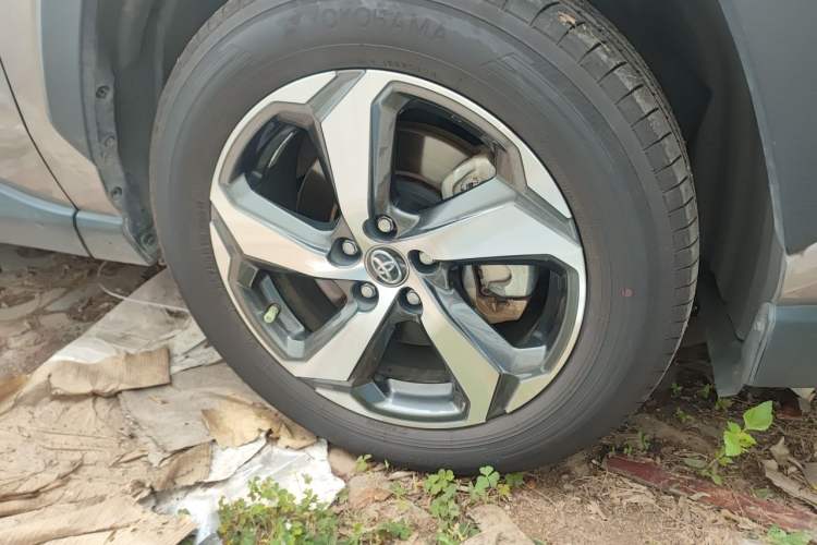 Used Toyota RAV4 Rongfang Plug-in Hybrid 2021 2.5L Two-Wheel Drive Elite Pro Right Front Wheel Hub