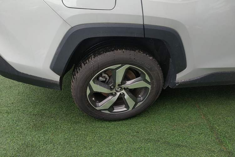 Used Toyota RAV4 Rongfang Plug-in Hybrid 2021 2.5L Two-Wheel Drive Elite Pro Right Rear Wheel Hub