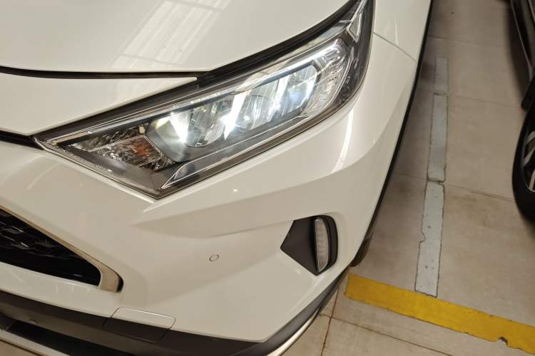 Used Toyota RAV4 Rongfang Plug-in Hybrid 2021 2.5L Two-Wheel Drive Elite Pro Left Front Headlight
