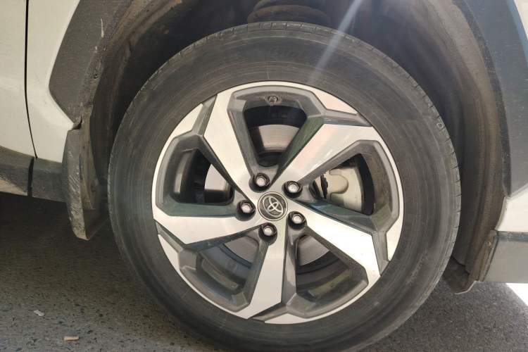 Used Toyota RAV4 Rongfang Plug-in Hybrid 2021 2.5L Two-Wheel Drive Elite Pro Right Front Wheel Hub