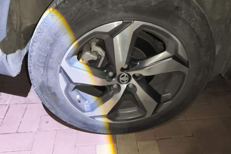 Used Toyota RAV4 Rongfang Plug-in Hybrid 2021 2.5L Two-Wheel Drive Elite Pro Right Front Wheel Hub