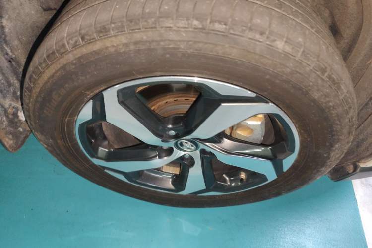 Used Toyota RAV4 Rongfang Plug-in Hybrid 2021 2.5L Two-Wheel Drive Elite Pro Right Front Wheel Hub