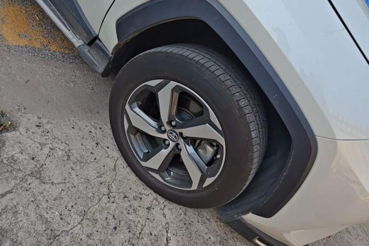 Used Toyota RAV4 Rongfang Plug-in Hybrid 2021 2.5L Two-Wheel Drive Urban Pro Right Front Wheel Hub