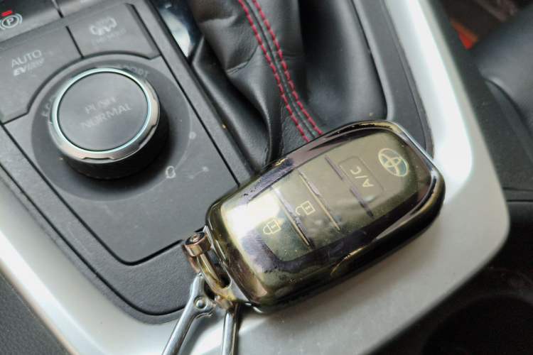 Used Toyota RAV4 Rongfang Plug-in Hybrid 2021 2.5L Two-Wheel Drive Elite Pro Vehicle Key
