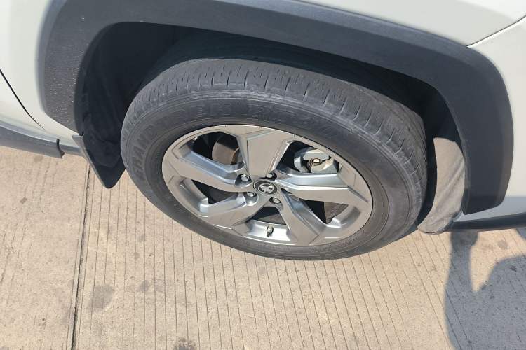 Used Toyota RAV4 Rongfang Plug-in Hybrid 2022 2.5L Two-Wheel Drive Elite Pro Right Front Wheel Hub