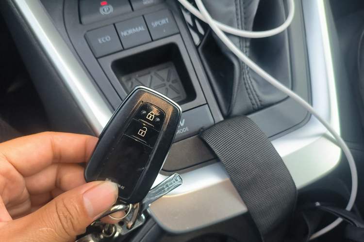 Used Toyota RAV4 Rongfang Plug-in Hybrid 2022 2.5L Two-Wheel Drive Elite Pro Vehicle Key