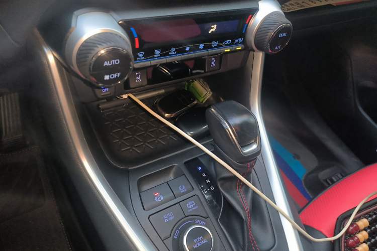 Used Toyota RAV4 Rongfang Plug-in Hybrid 2022 2.5L Two-Wheel Drive Elite Pro Audio And AC Panel