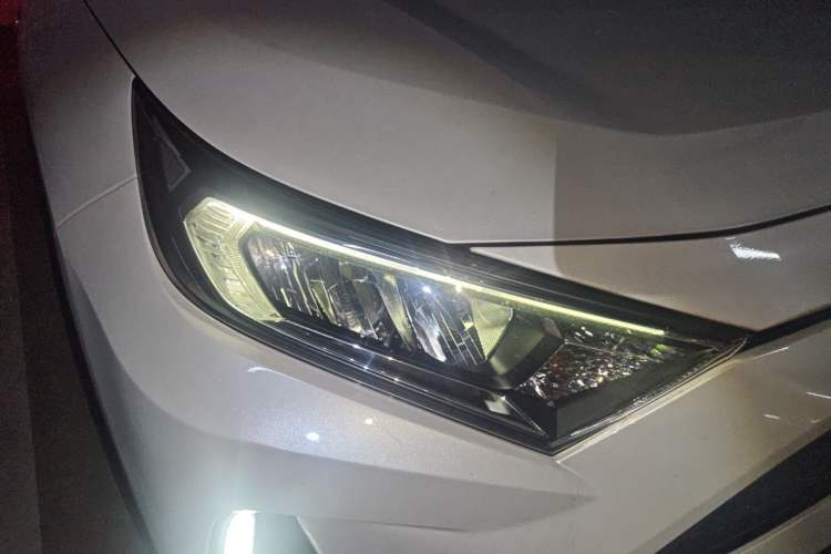 Used Toyota RAV4 Rongfang Plug-in Hybrid 2022 2.5L Two-Wheel Drive Elite Pro Right Front Headlight