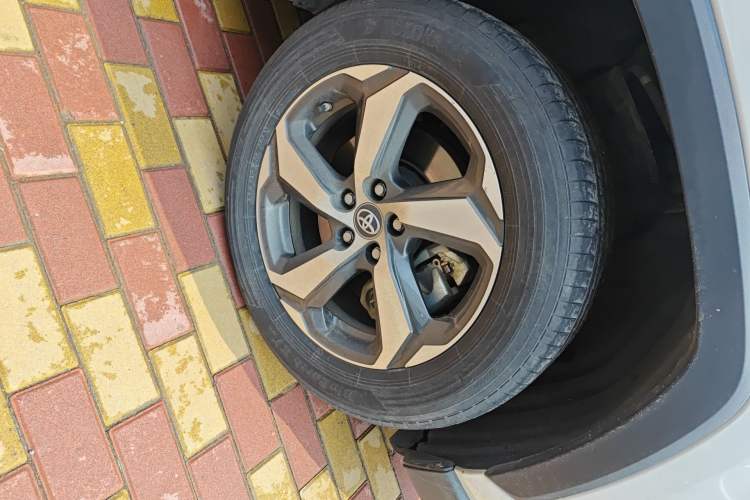 Used Toyota RAV4 Rongfang Plug-in Hybrid 2022 2.5L Two-Wheel Drive Elite Pro Right Front Wheel Hub