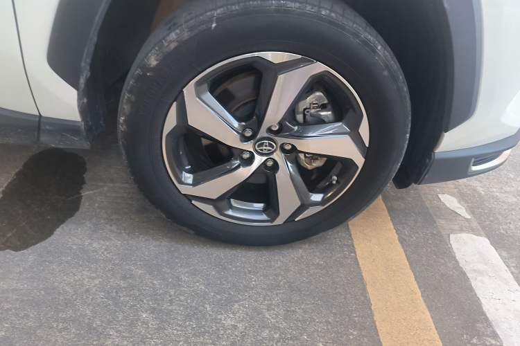 Used Toyota RAV4 Rongfang Plug-in Hybrid 2022 2.5L Two-Wheel Drive Elite Pro Right Front Wheel Hub