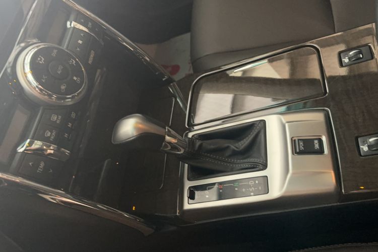 Used Toyota Reiz 2013 2.5V Elite Edition Gear Lever