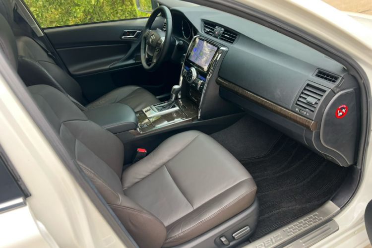Used Toyota Reiz 2013 2.5V Elite Edition Interior 2