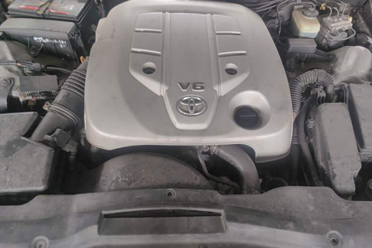 Used Toyota Reiz 2006 2.5V Engine Bay