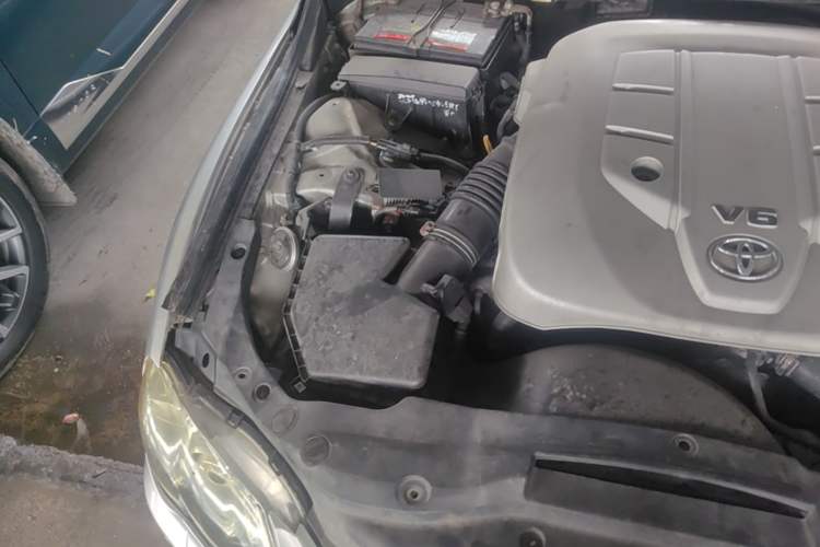 Used Toyota Reiz 2006 2.5V Engine Bay Right