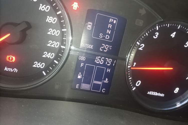Used Toyota Reiz 2006 2.5S Special Edition Odometer Close Up