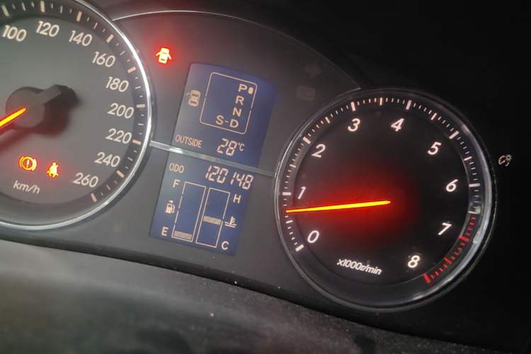Used Toyota Reiz 2006 2.5V Odometer Close Up