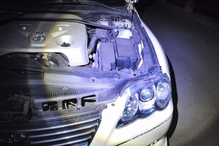 Used Toyota Reiz 2006 2.5S Engine Bay Left