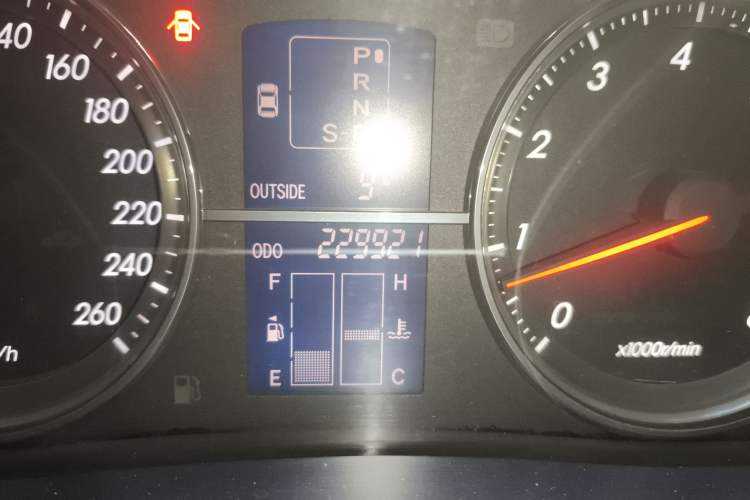 Used Toyota Reiz 2006 2.5S Odometer Close Up