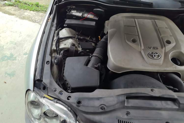 Used Toyota Reiz 2007 2.5S with Sunroof Engine Bay Right