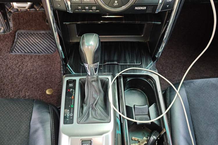 Used Toyota Reiz 2010 2.5V Fashion Elite Edition Gear Lever