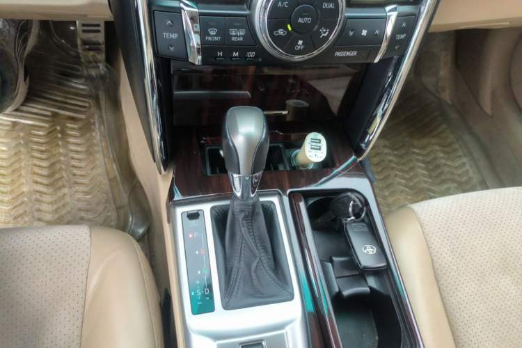 Used Toyota Reiz 2010 2.5V Fashion Elite Edition Gear Lever