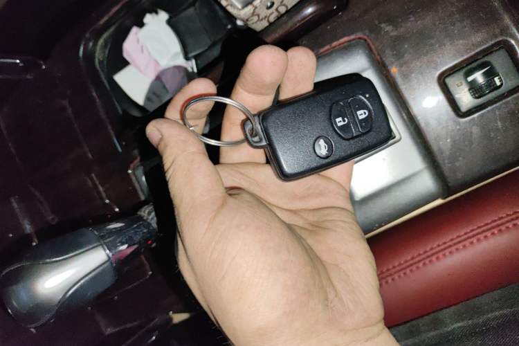 Used Toyota Reiz 2010 2.5V Fashion Luxury Navigation Edition Vehicle Key