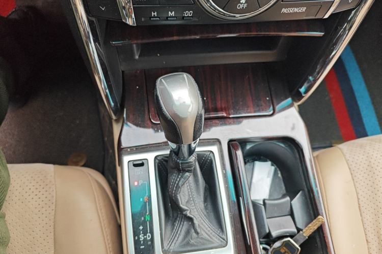 Used Toyota Reiz 2010 2.5V Fashion Elite Edition Gear Lever