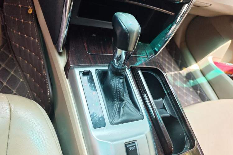 Used Toyota Reiz 2010 2.5V Fengdu Elite Edition Gear Lever