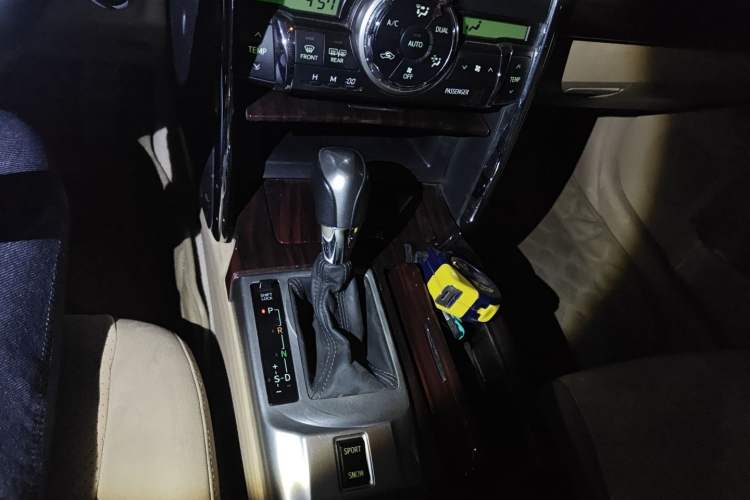 Used Toyota Reiz 2010 2.5V Fashion Elite Edition Gear Lever