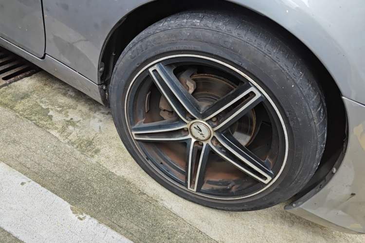 Used Toyota Reiz 2010 2.5V Fengdu Elite Edition Right Front Wheel Hub