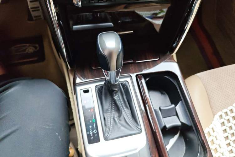 Used Toyota Reiz 2010 2.5V Fashion Elite Edition Gear Lever