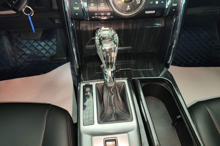 Used Toyota Reiz 2010 2.5S Fashion Elite Edition Gear Lever