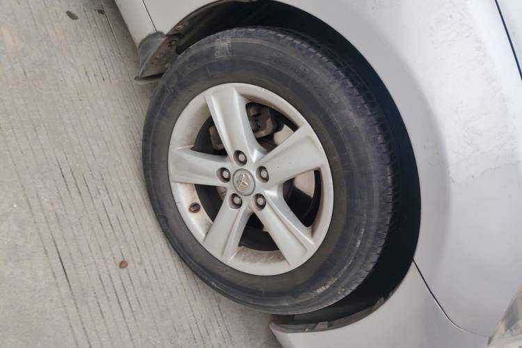Used Toyota Reiz 2010 2.5V Fengdu Elite Edition Right Front Wheel Hub