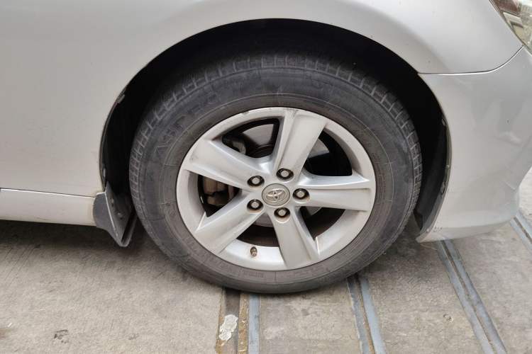 Used Toyota Reiz 2010 2.5V Fengdu Elite Edition Right Front Wheel Hub
