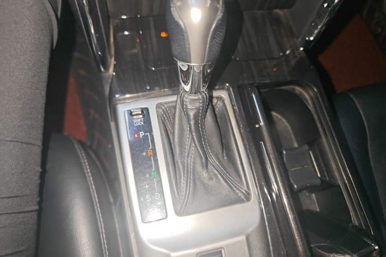 Used Toyota Reiz 2010 2.5V Fashion Elite Edition Gear Lever