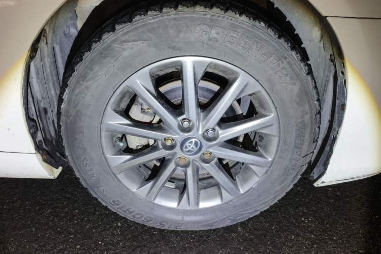 Used Toyota Reiz 2010 2.5V Fengdu Elite Edition Right Front Wheel Hub