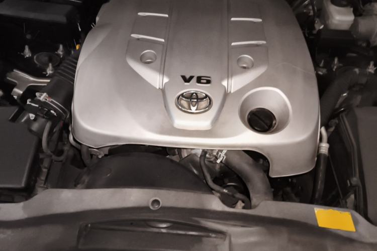 Used Toyota Reiz 2012 2.5V Fengdu Elite Stylish Edition Engine Bay