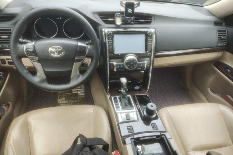 Used Toyota Reiz 2012 2.5V Fengdu Elite Stylish Edition Center Console