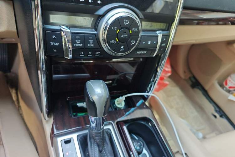 Used Toyota Reiz 2012 2.5V Fengdu Elite Stylish Edition Audio And AC Panel