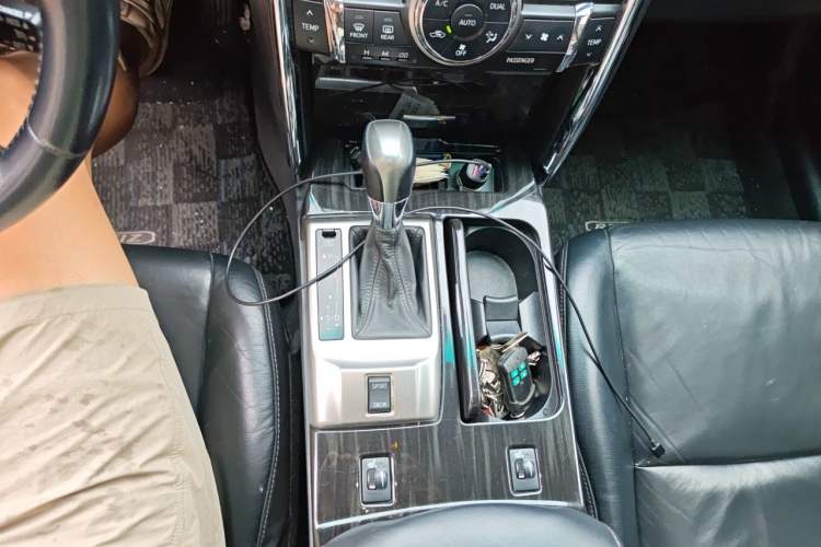 Used Toyota Reiz 2012 2.5V Fengdu Elite Stylish Edition Gear Lever